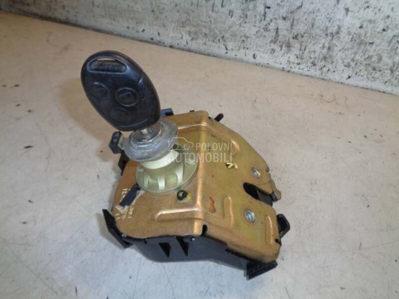 Kontakt brava za Ford Focus od 2000. do 2004. god.