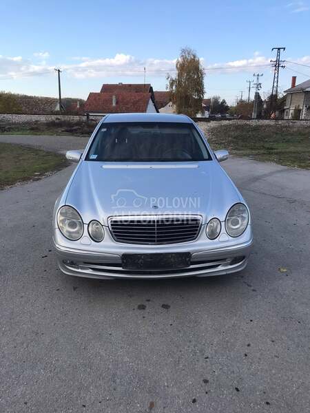 Mercedes Benz E Klasa -  kompletan auto u delovima