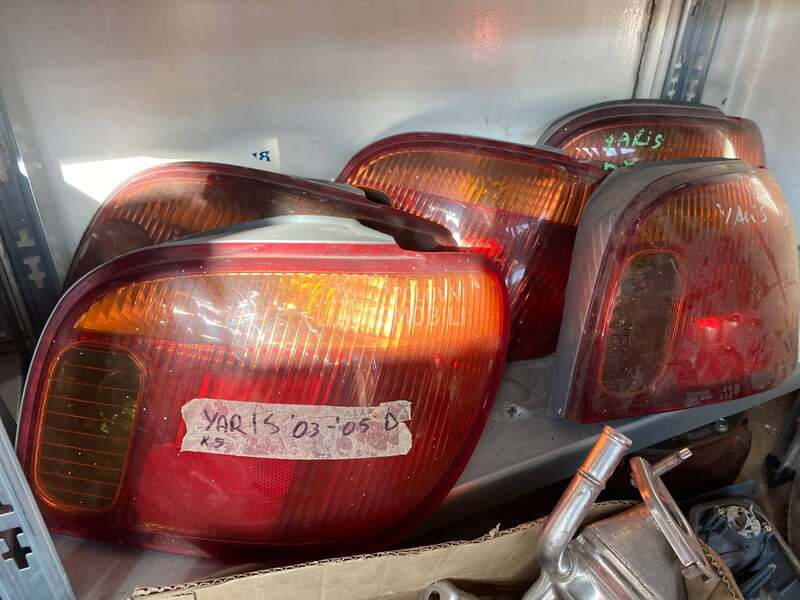 desna stop lampa za Toyota Yaris od 2003. do 2005. god.