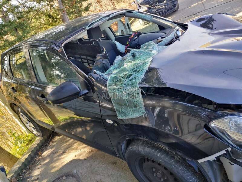 Nissan Qashqai 2013. god. -  kompletan auto u delovima