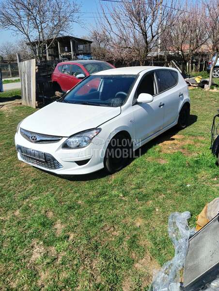 Hyundai i30 2011. god. -  kompletan auto u delovima