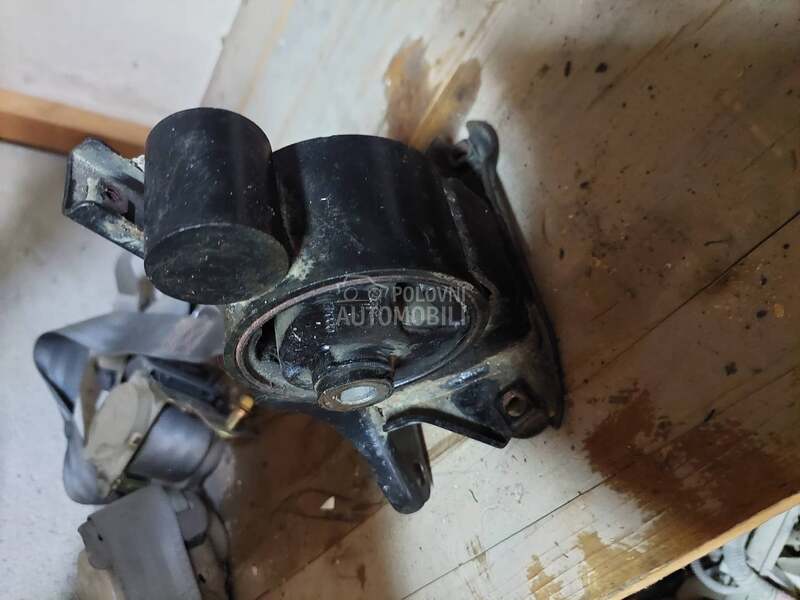nosac motora levi za Hyundai Elantra