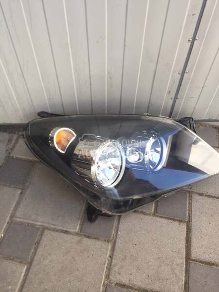 Desni far za Opel Astra H