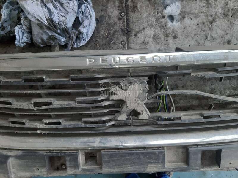 Hrom lajsna za Peugeot 301