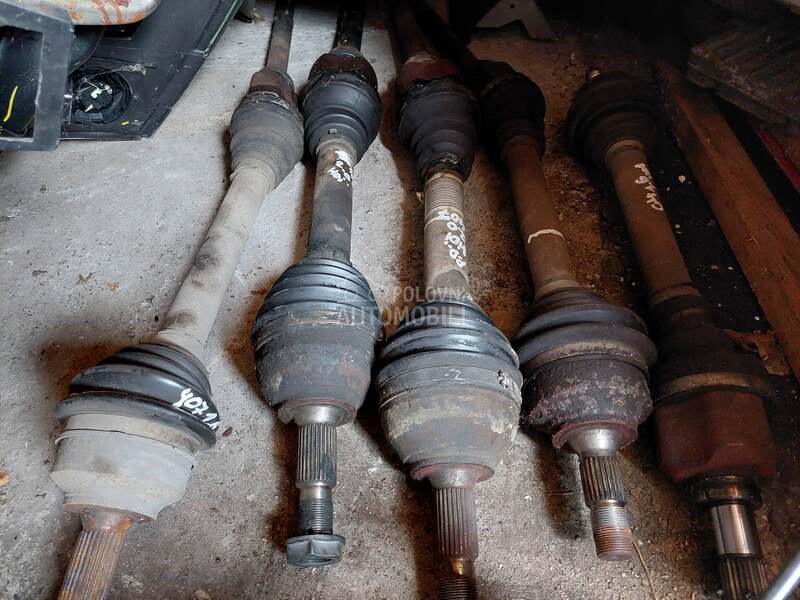 poluosovina desna i leva za Peugeot 407