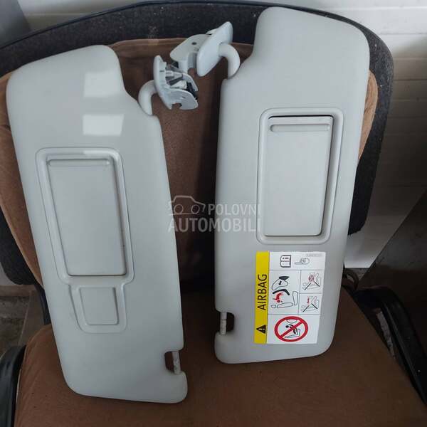 Suvozacev suncobran u kabini za Audi Q3