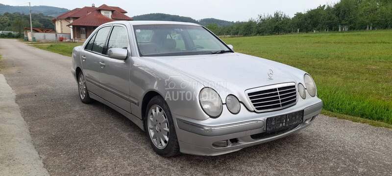 Mercedes Benz E 220 delovi 2001. god. -  kompletan auto u delovima