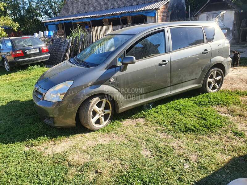 Toyota Corolla Verso D4D 2004. god. -  kompletan auto u delovima