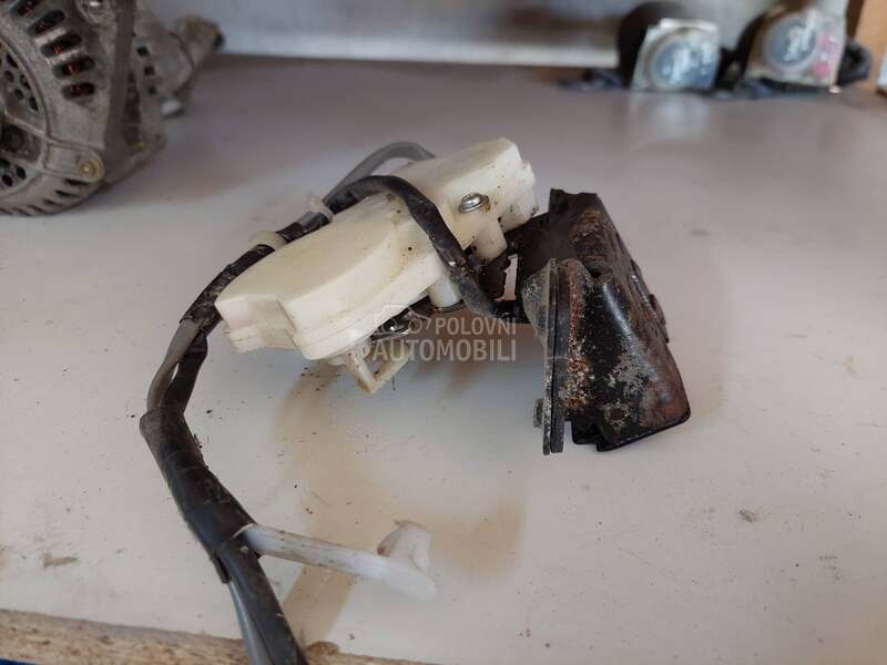 brava gepek vrata za Toyota Avensis Verso