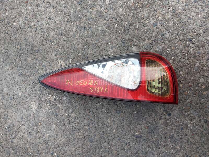 desna stop lampa za Toyota Yaris Verso od 2003. do 2006. god.