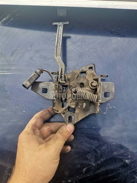 Bravica haube za Volkswagen Passat B5.5