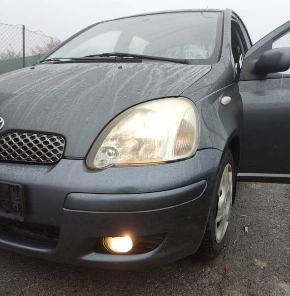 Lajsna prednjeg branika za Toyota Yaris od 1999. do 2005. god.