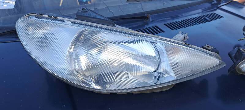 desni far h4 kao nov za Peugeot 206
