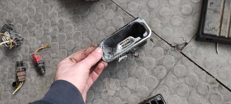 Upaljač, pepeljara za Peugeot 406