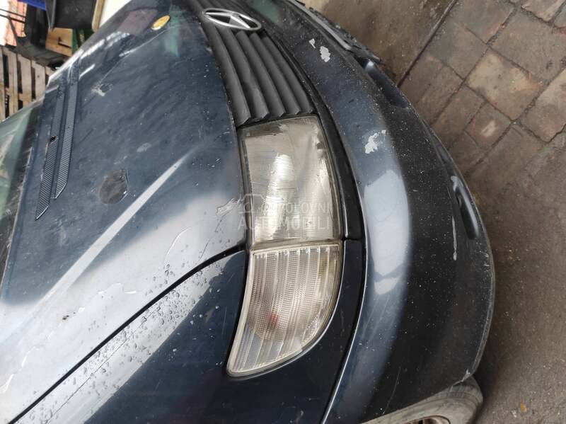 Mercedes vito krilo desno