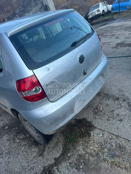 Branik zadnji Sivi za Volkswagen Fox od 2002. do 2008. god.