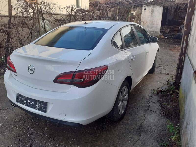 Opel Astra J 2018. god. -  kompletan auto u delovima