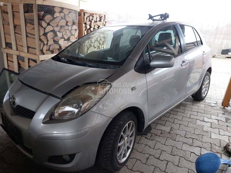 Toyota Yaris 2010. god. -  kompletan auto u delovima