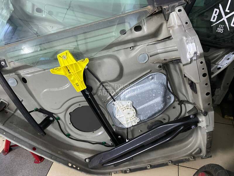 LEVI PODIZAC PREDNJI ZADNJI za Volkswagen Golf 5 od 2004. do 2008. god.