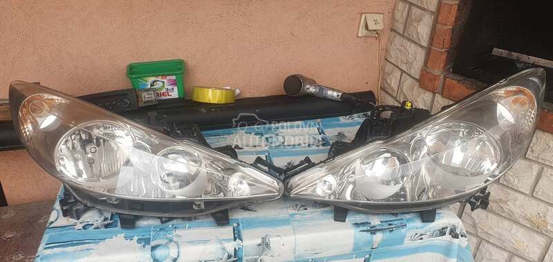 desni far za Peugeot 207 od 2006. do 2007. god.