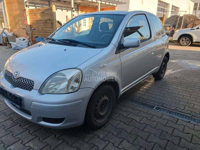 Toyota Yaris 1.0b 2001. god. -  kompletan auto u delovima