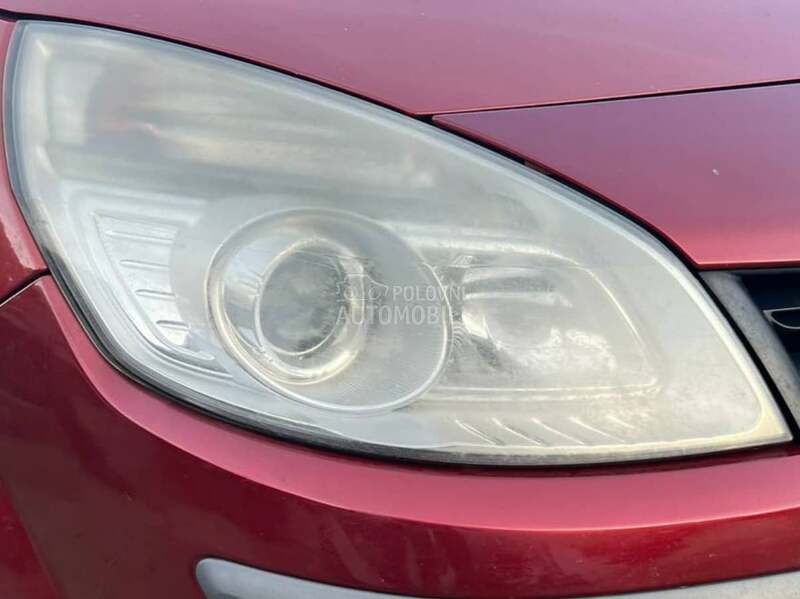Far desni za Renault Scenic od 2006. do 2009. god.