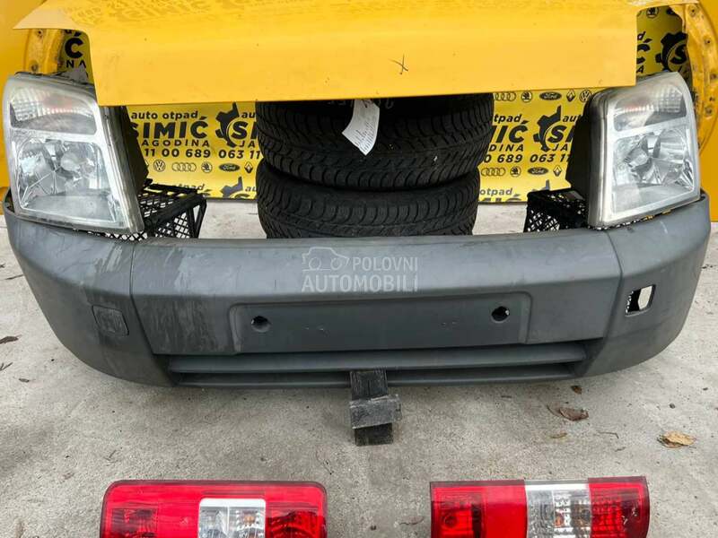Branik prednji crni za Ford Transit Connect od 2002. do 2009. god.