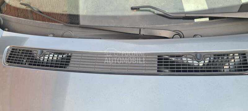 Rešetka haube sa prskalicama za Fiat Scudo od 2007. do 2016. god.