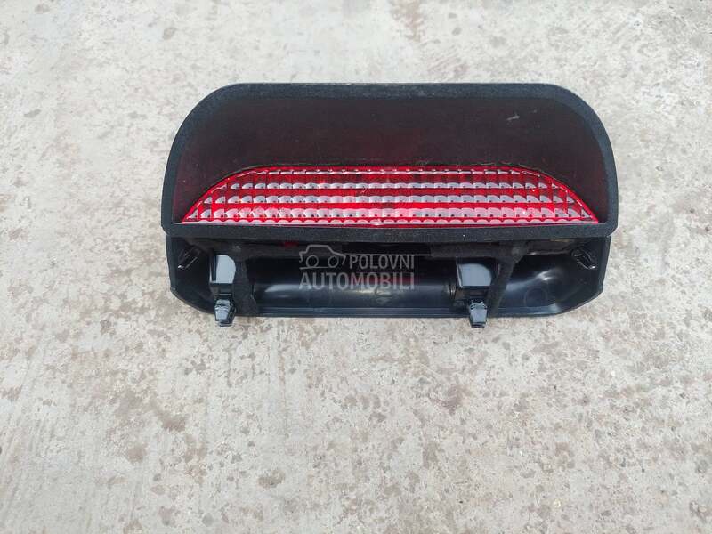trece stop svetlo za Dacia Sandero
