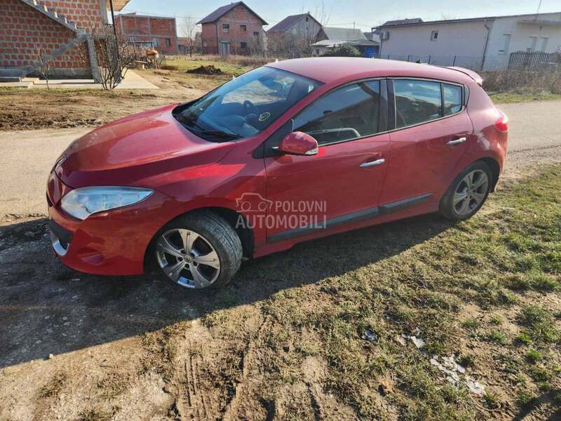 Delovi za Renault Megane crvena 2011. god.