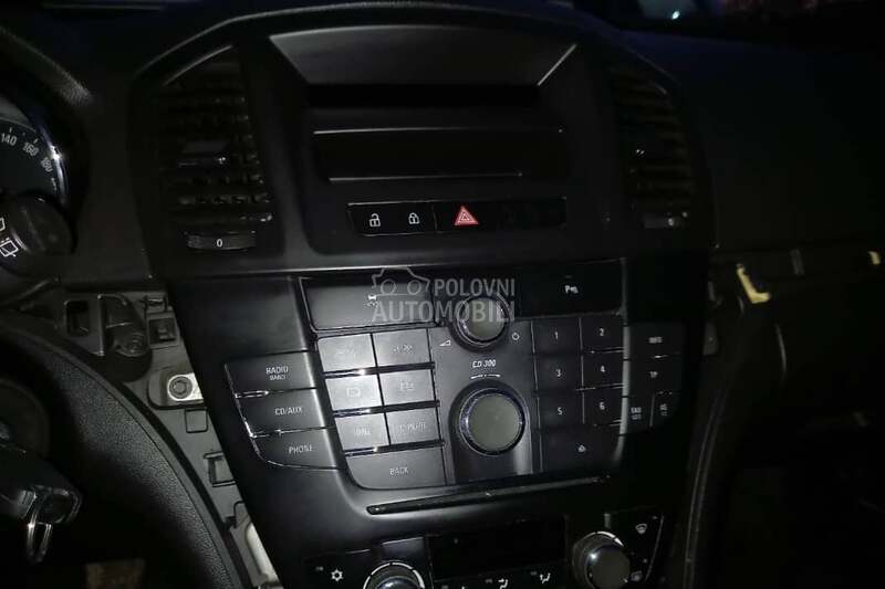 Fabricki radio cd300 za Opel Insignia