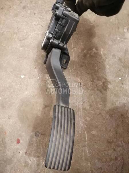 papucica gasa za Mitsubishi Colt od 2004. do 2008. god.