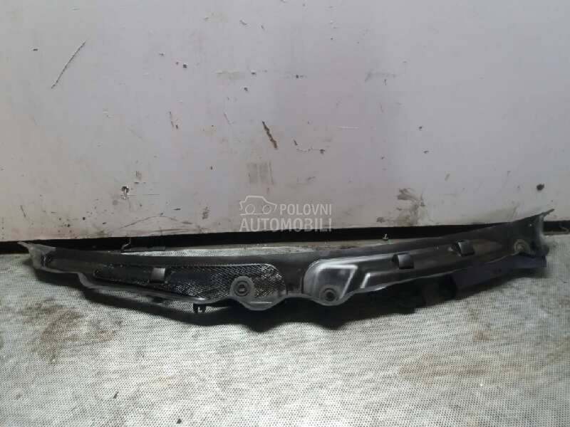 Plastika ispod šoferšajbne za Mercedes Benz C 220 od 2008. do 2012. god.