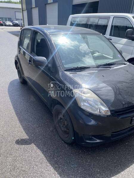 komplet auto delovi za Daihatsu Sirion od 2004. do 2010. god.