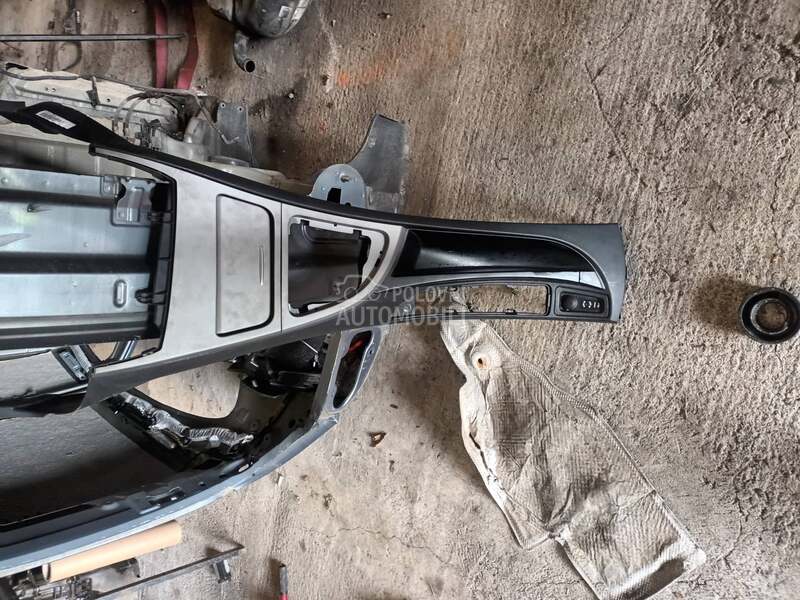 konzola menjaca za BMW Serija 1 od 2005. do 2009. god.
