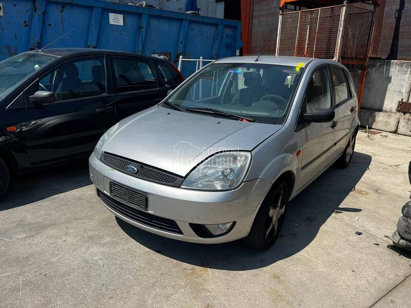 Ford Fiesta 2005. god. -  kompletan auto u delovima
