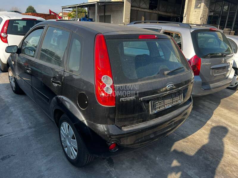 Ford Fiesta 2004. god. -  kompletan auto u delovima