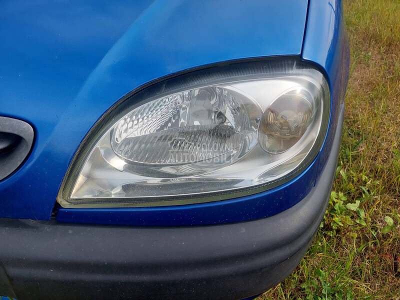 levi far za Citroen Saxo od 1998. do 2003. god.