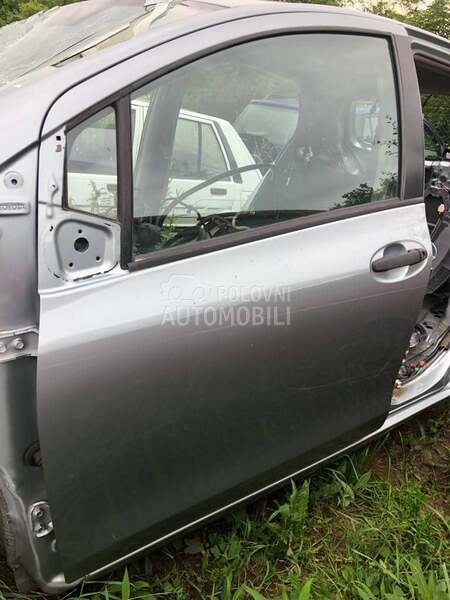 Prednja leva vozaceva vrata1F8 za Toyota Yaris od 2005. do 2011. god.