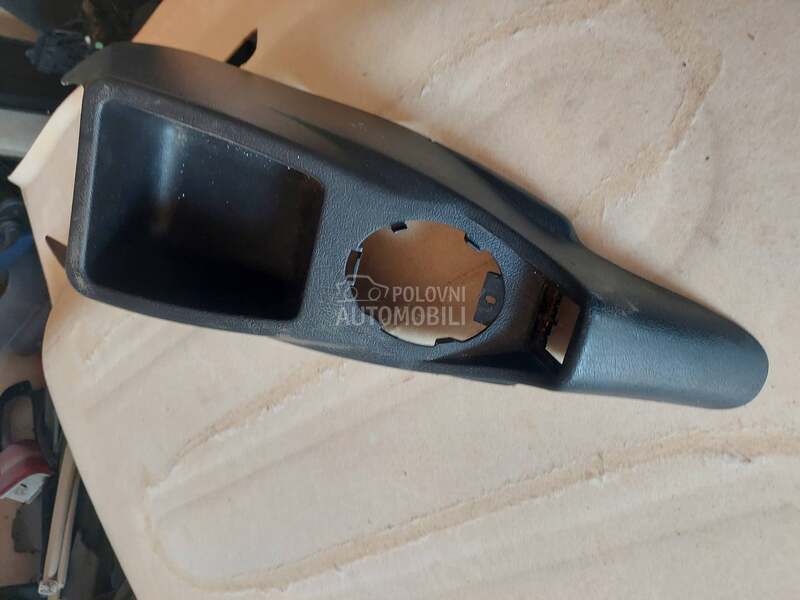 plastika između sedista za Citroen Saxo od 1996. do 2003. god.