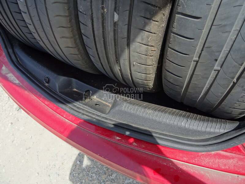 Plastika gepeka na veznom limu za Alfa Romeo Giulietta