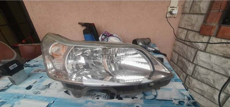 desni far za Citroen C4 od 2005. do 2008. god.