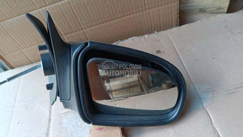 Desni mehanicki retrovizor za Opel Corsa B od 1993. do 1999. god.