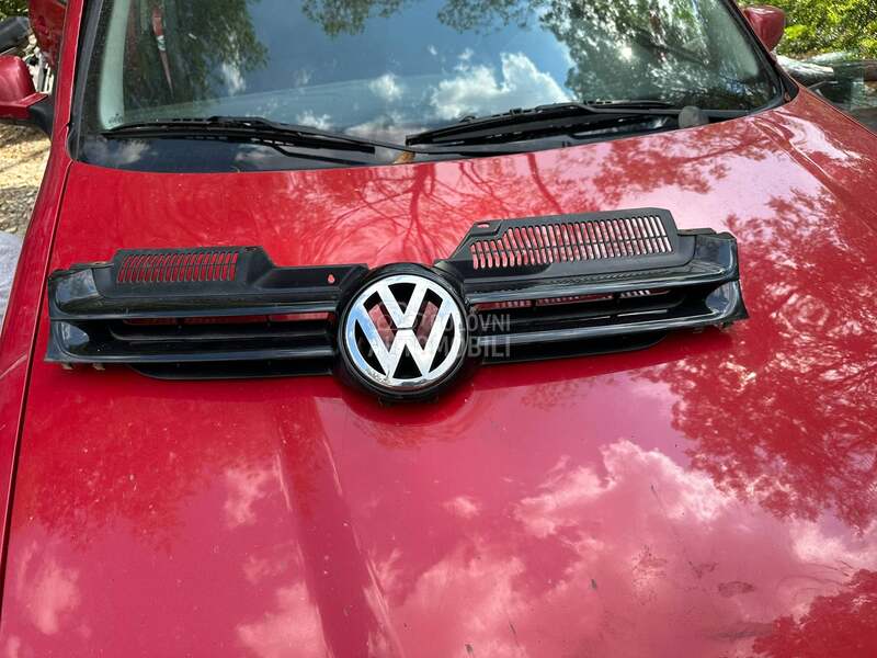 Maska crna za Volkswagen Golf 5 od 2004. do 2008. god.