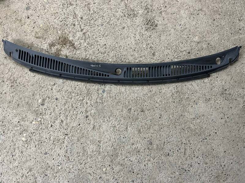 Plastika oko brisaca za Suzuki Ignis od 2003. do 2008. god.