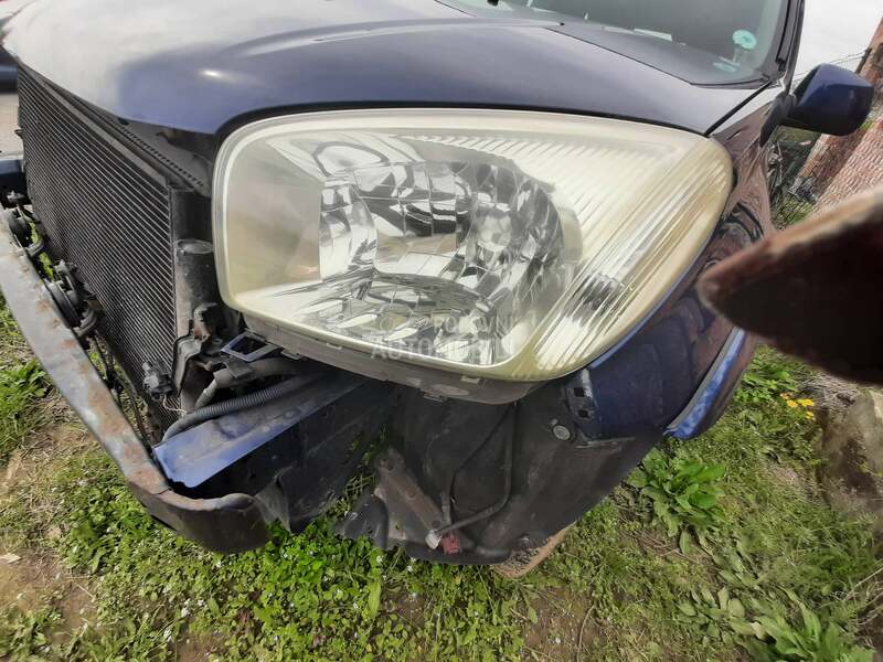 levi far za Toyota RAV 4 od 2001. do 2005. god.