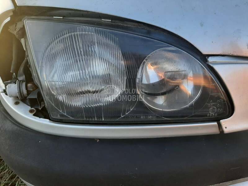 desni far za Toyota Avensis od 1998. do 2002. god.
