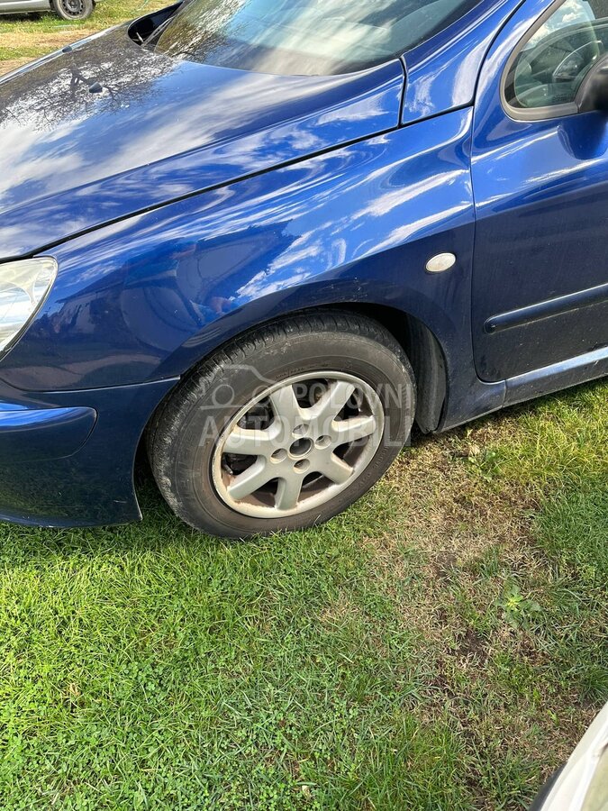 Vozacevo levo krilo EGED za Peugeot 307