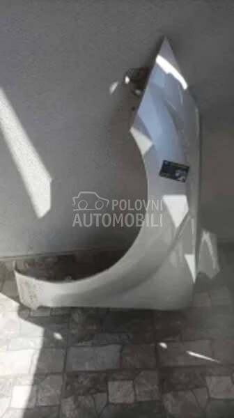 Levo krilo u sivoj boji za Ford Focus od 2008. do 2010. god.