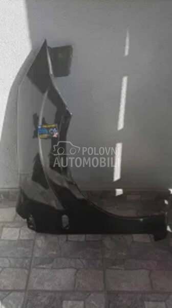 Desno krilo u crnoj boji za Ford Fiesta od 2002. do 2008. god.